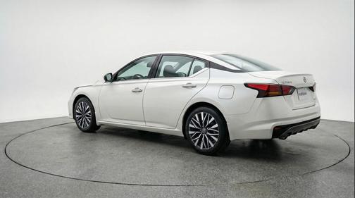 Glacier White 2025 Nissan Altima SV FWD