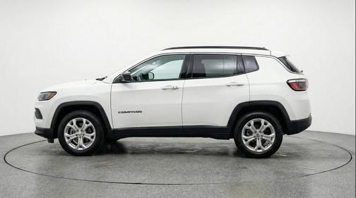 Bright White Clearcoat 2025 Jeep Compass Latitude