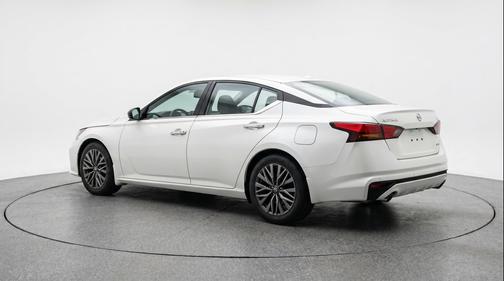 Glacier White 2025 Nissan Altima SV FWD