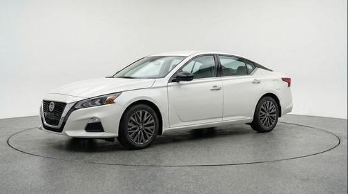 Glacier White 2025 Nissan Altima SV FWD