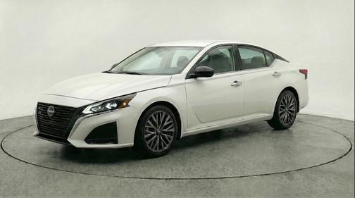 Glacier White 2025 Nissan Altima SV FWD