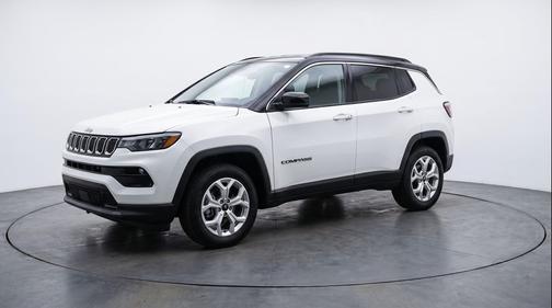 Bright White Clearcoat 2025 Jeep Compass Latitude