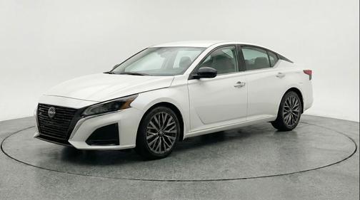 Glacier White 2025 Nissan Altima SV FWD