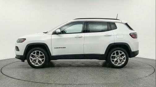 Bright White Clearcoat 2025 Jeep Compass Latitude