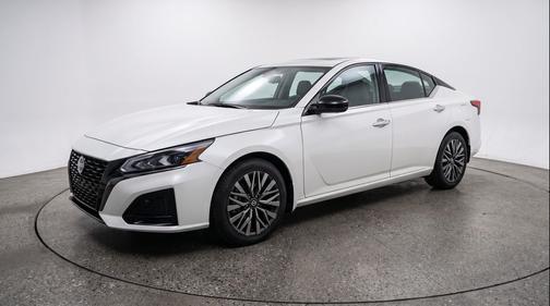 Glacier White 2025 Nissan Altima SV FWD