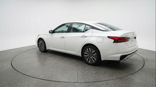 Glacier White 2025 Nissan Altima SV FWD