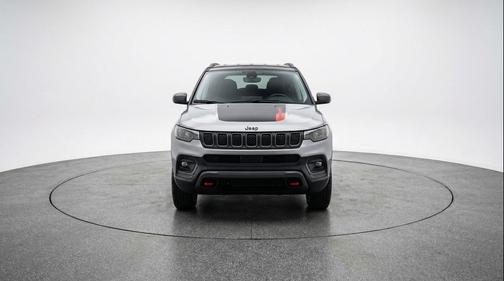 Silver Zynith Metallic Clearcoat 2025 Jeep Compass Trailhawk