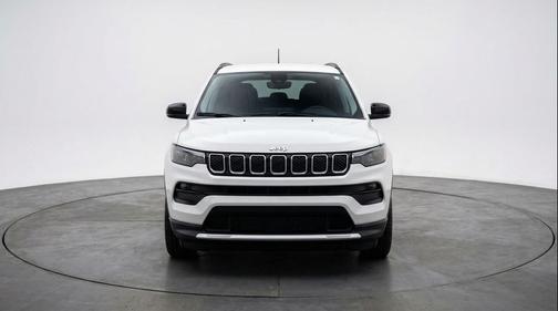 Bright White Clearcoat 2025 Jeep Compass Latitude