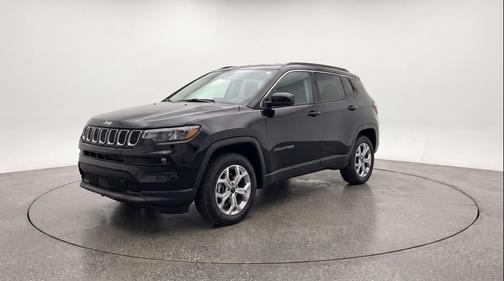 Diamond Black Crystal Pearlcoat 2025 Jeep Compass Latitude