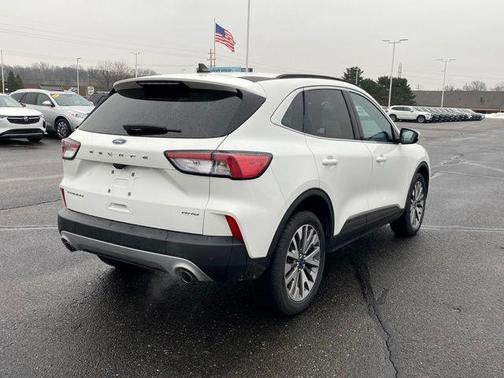 Star White Metallic Tri-Coat 2022 Ford Escape Titanium
