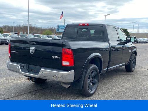 Brilliant Black Crystal Pearlcoat 2017 RAM 1500 SLT