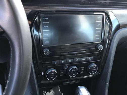 2022 Volkswagen Passat 2.0T Limited Edition