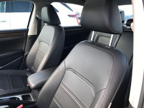 2022 Volkswagen Passat 2.0T Limited Edition