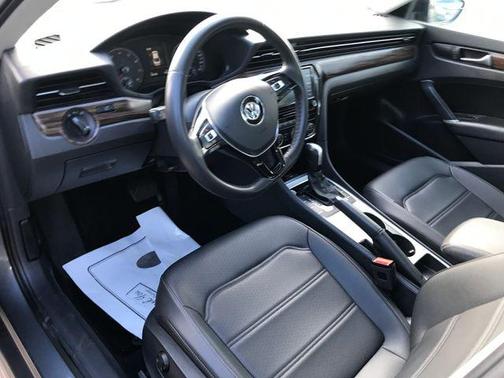 2022 Volkswagen Passat 2.0T Limited Edition