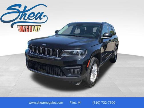 Diamond Black Crystal Pearlcoat 2023 Jeep Grand Cherokee Laredo