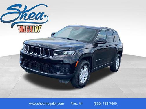 Diamond Black Crystal Pearlcoat 2023 Jeep Grand Cherokee Laredo