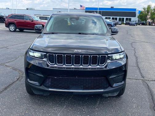 Diamond Black Crystal Pearlcoat 2023 Jeep Grand Cherokee Laredo