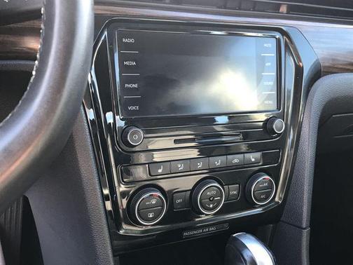 2022 Volkswagen Passat 2.0T Limited Edition