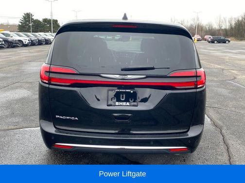 Diamond Black Crystal Pearlcoat 2024 Chrysler Pacifica Touring L