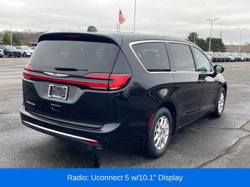 Diamond Black Crystal Pearlcoat 2024 Chrysler Pacifica Touring L