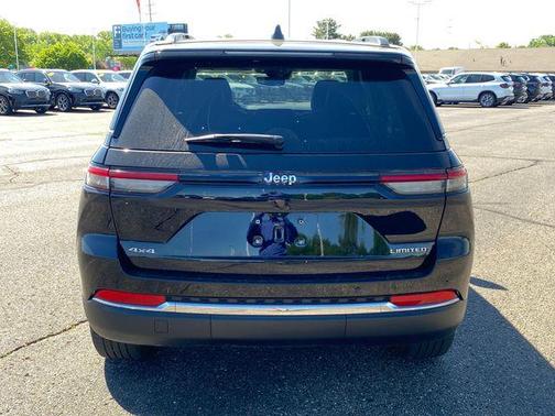 Diamond Black Crystal Pearlcoat 2023 Jeep Grand Cherokee Limited
