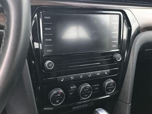 2022 Volkswagen Passat 2.0T Limited Edition