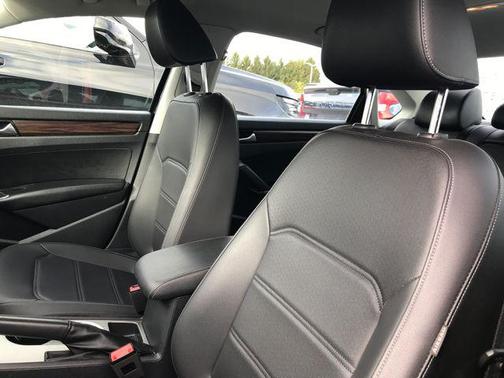 2022 Volkswagen Passat 2.0T Limited Edition