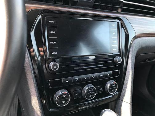 2022 Volkswagen Passat 2.0T Limited Edition