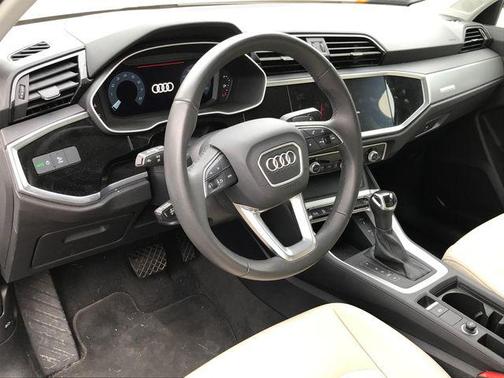 Progressive Red Metallic 2025 Audi Q3 Premium 45 TFSI S line quattro Tiptronic