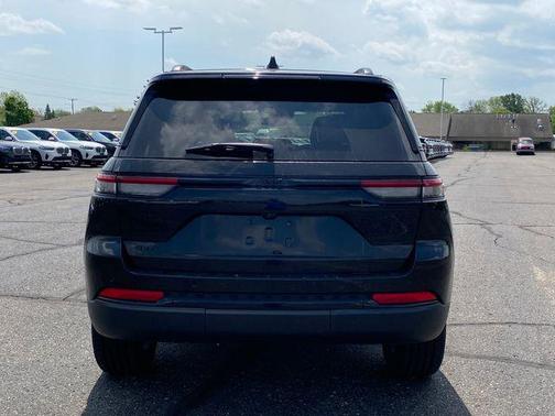 Diamond Black Crystal Pearlcoat 2023 Jeep Grand Cherokee Altitude