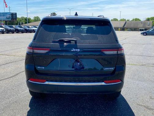 Diamond Black Crystal Pearlcoat 2023 Jeep Grand Cherokee Limited
