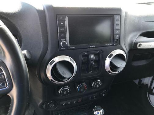Bright White Clearcoat 2015 Jeep Wrangler Unlimited Sahara
