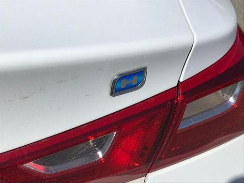 Summit White 2018 Chevrolet Malibu Hybrid Base