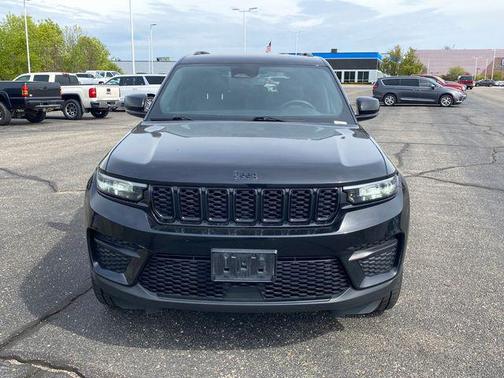 Diamond Black Crystal Pearlcoat 2023 Jeep Grand Cherokee Altitude