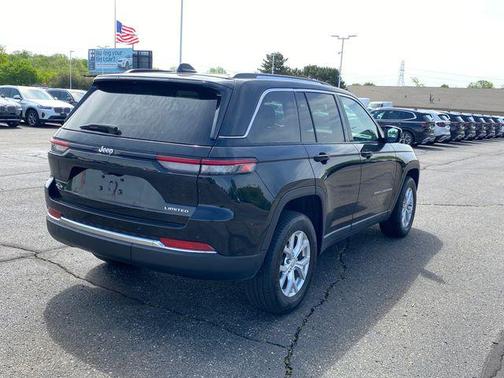 Diamond Black Crystal Pearlcoat 2023 Jeep Grand Cherokee Limited