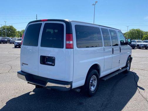 Summit White 2018 Chevrolet Express 2500 LT
