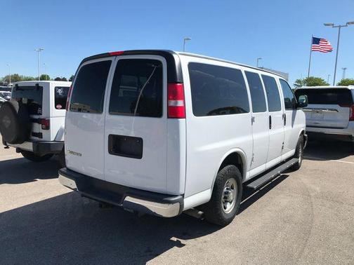 Summit White 2018 Chevrolet Express 2500 LT