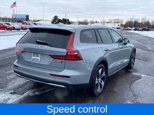 2025 Volvo V60 Cross Country B5 Plus