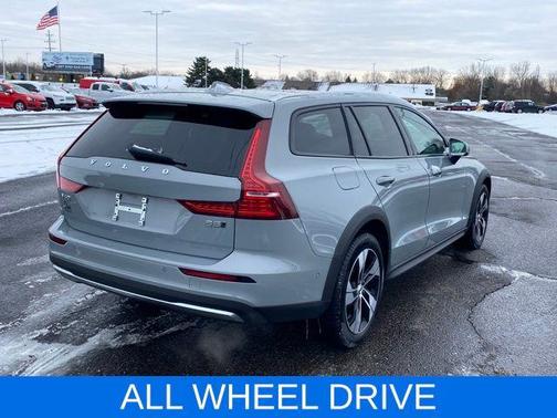 2025 Volvo V60 Cross Country B5 Plus