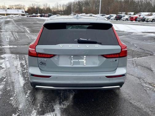 2025 Volvo V60 Cross Country B5 Plus