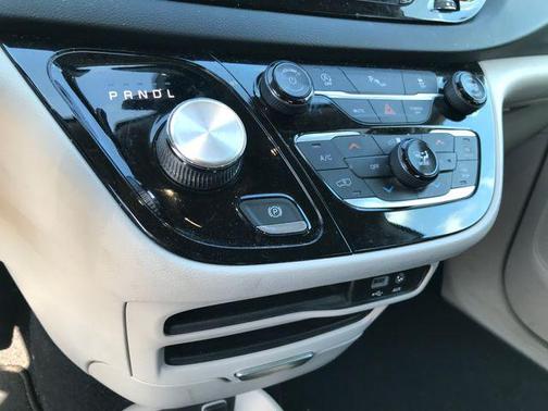 2018 Chrysler Pacifica Touring-L