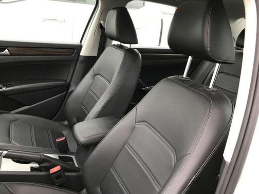 2022 Volkswagen Passat 2.0T Limited Edition