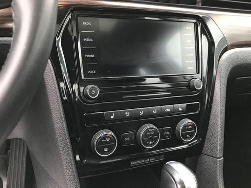 2022 Volkswagen Passat 2.0T Limited Edition