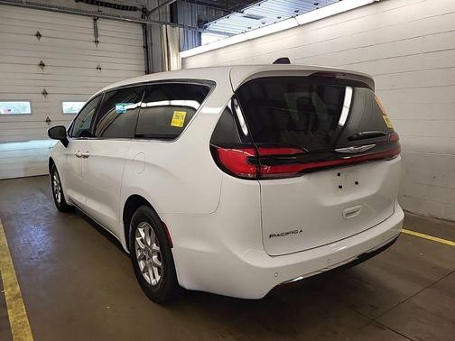 Bright White Clearcoat 2023 Chrysler Pacifica Touring L