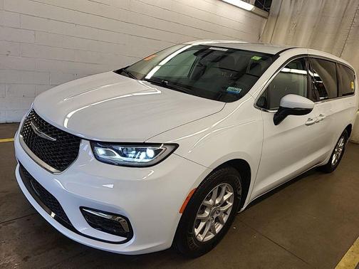 Bright White Clearcoat 2023 Chrysler Pacifica Touring L