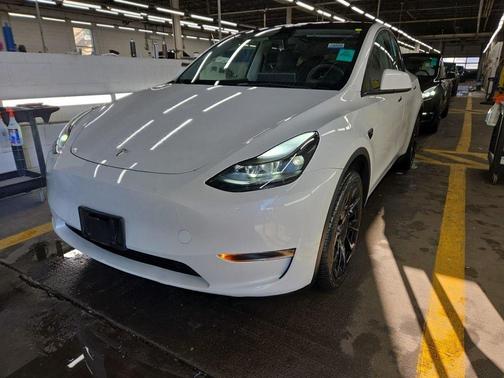 White 2023 Tesla Model Y Long Range Dual Motor All-Wheel Drive