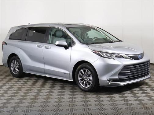 2021 Toyota Sienna XLE 8 Passenger
