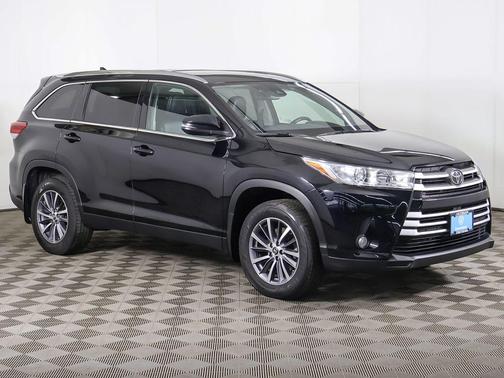 Midnight Black Metallic 2019 Toyota Highlander XLE