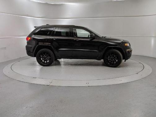 2022 Jeep Grand Cherokee LAREDO