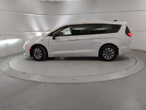 2024 Chrysler Pacifica SELECT